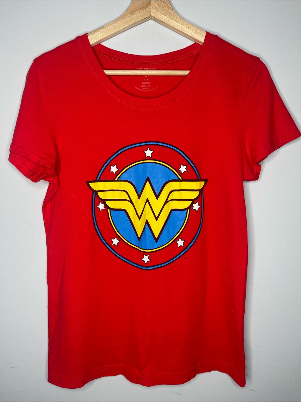 DC Comics Wonder Woman Retro Circle Logo Red Graphic Tee (Large)